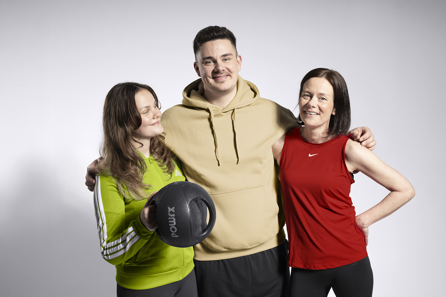 Lukas mit Schwester Mona und Mutter Yvonne